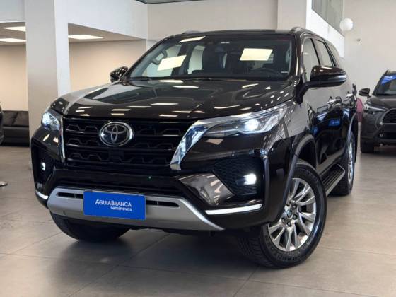 TOYOTA HILUX SW4 2.8 D-4D TURBO DIESEL SRX 7L 4X4 AUTOMÁTICO